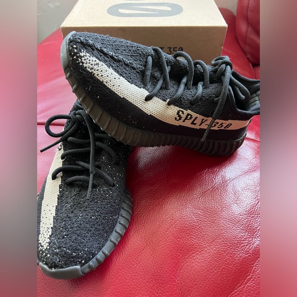 Authentic Yeezy Boost 350 V2 - Picture 5 of 5